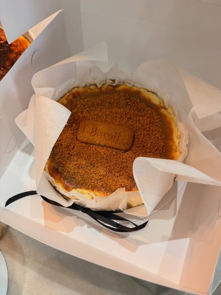 Tarta vasca sabor Biscoff, recién horneada, en su empaque para regalo