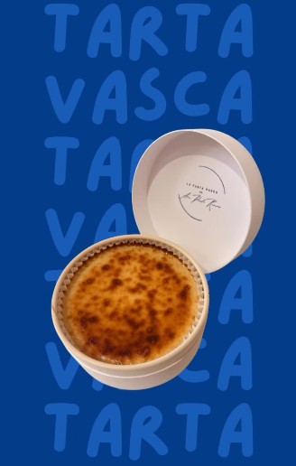 Tarta vasca en caja de regalo, con el sello de La Tarta Vasca en la tapa