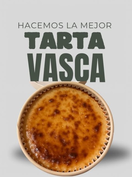Tarta vasca clásica recién horneada, quemada por fuera y cremosa por dentro